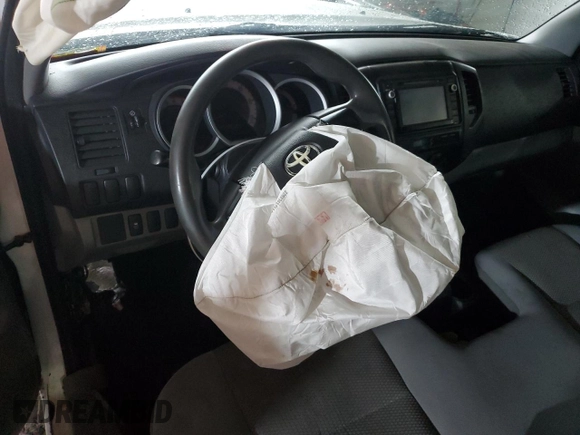 2014 Toyota Tacoma z VIN 5TFNX4CN1EX037248, wystawiony jako Copart lot #51426115 z przebiegiem Nie podano mil oraz Szkoda całkowita • Salvage title. Historia ofert i sprzedaży dostępna na DreamBid. Obrazek 8.