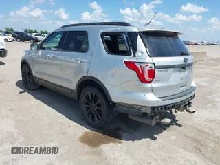 2018 Ford Explorer XLT z VIN 1FM5K7D87JGA54926, wystawiony jako IAAI lot #42088449 z przebiegiem 247 391 mil mil oraz . Historia ofert i sprzedaży dostępna na DreamBid. Obrazek 3.