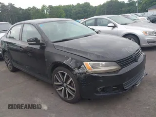 2011 Volkswagen Jetta SE z VIN 3VWDX7AJ7BM389620, wystawiony jako IAAI lot #42301411 z przebiegiem 261 175 mil mil oraz . Historia ofert i sprzedaży dostępna na DreamBid. Obrazek 1.