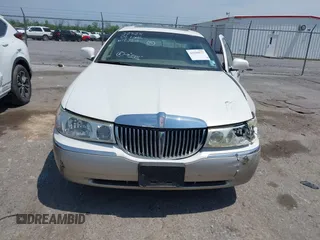2002 Lincoln Town Car Signature z VIN 1LNHM82W72Y612350, wystawiony jako IAAI lot #42038177 z przebiegiem Nie podano mil oraz . Historia ofert i sprzedaży dostępna na DreamBid. Obrazek 12.