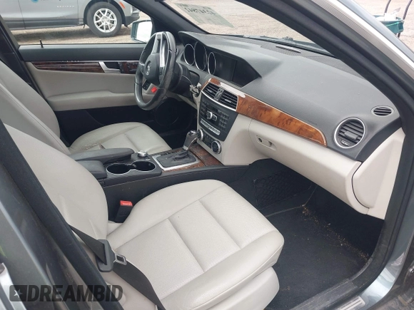 2012 Mercedes-Benz C 300 Sport с VIN WDDGF8BB6CA697821, выставлен на аукционе IAAI как лот 42347842 с пробегом 106 745 миль миль и . История ставок и продаж доступна на DreamBid. Изображение 5.