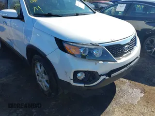 2013 Kia Sorento LX z VIN 5XYKT3A67DG348527, wystawiony jako IAAI lot #41877162 z przebiegiem 348 914 mil mil oraz . Historia ofert i sprzedaży dostępna na DreamBid. Obrazek 6.