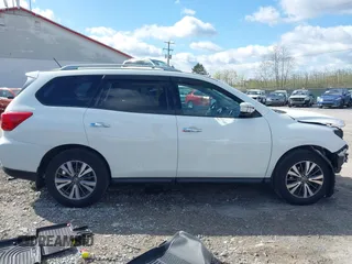 2017 Nissan Pathfinder SV z VIN 5N1DR2MM8HC683314, wystawiony jako IAAI lot #42013028 z przebiegiem 68 920 mil mil oraz . Historia ofert i sprzedaży dostępna na DreamBid. Obrazek 13.