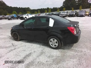 2015 Chevrolet Sonic LS z VIN 1G1JA5SH1F4135192, wystawiony jako Copart lot #56203965 z przebiegiem 194 345 mil mil oraz Czysty tytuł • Clean title. Historia ofert i sprzedaży dostępna na DreamBid. Obrazek 2.