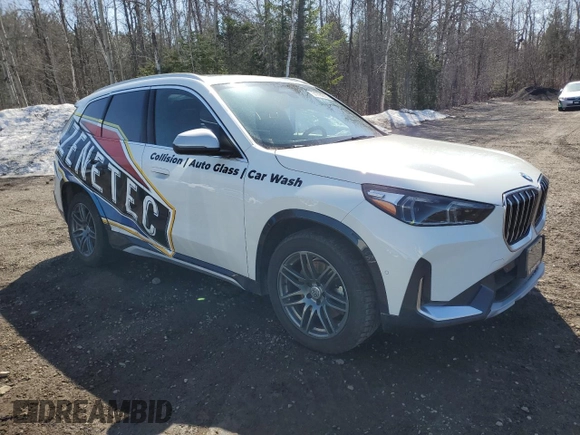 2023 BMW X1 xDrive28i z VIN WBX73EF08P5W93989, wystawiony jako Copart lot #51794235 z przebiegiem 43 271 mil mil oraz Czysty tytuł • Clean title. Historia ofert i sprzedaży dostępna na DreamBid. Obrazek 4.