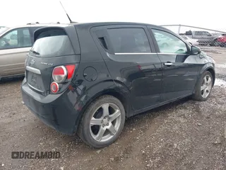 2012 Chevrolet Sonic LTZ z VIN 1G1JE6SH3C4197084, wystawiony jako IAAI lot #41308835 z przebiegiem 128 089 mil mil oraz . Historia ofert i sprzedaży dostępna na DreamBid. Obrazek 4.