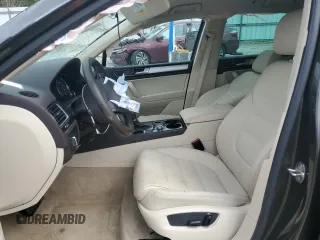 2016 Volkswagen Touareg Sport z VIN WVGEF9BP3GD013102, wystawiony jako Copart lot #53333375 z przebiegiem Nie podano mil oraz Szkoda całkowita • Salvage title. Historia ofert i sprzedaży dostępna na DreamBid. Obrazek 7.
