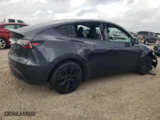 2024 Tesla Model Y with VIN 7SAYGDED8RA330470, listed as a Copart auction lot 43923975 with 4,223 mi miles and Salvage Title. Bid and sale history available at carsss.com. Image 3.