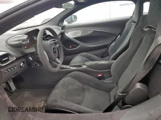 2024 McLaren Artura z VIN SBM16AEA3RW002188, wystawiony jako Copart lot #45177415 z przebiegiem 3440 mil mil oraz Szkody całkowita. Historia ofert i sprzedaży dostępna na DreamBid. Obrazek 7.