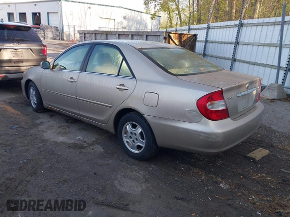 2003 Toyota Camry LE z VIN 4T1BF32K03U562089, wystawiony jako IAAI lot #42213639 z przebiegiem 281 054 mil mil oraz . Historia ofert i sprzedaży dostępna na DreamBid. Obrazek 3.
