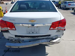 2014 Chevrolet Cruze LS z VIN 1G1PA5SH0E7126636, wystawiony jako IAAI lot #41949492 z przebiegiem 119 658 mil mil oraz . Historia ofert i sprzedaży dostępna na DreamBid. Obrazek 6.