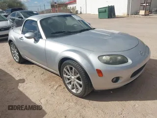 2007 Mazda MX-5 Miata Grand Touring z VIN JM1NC26F470132788, wystawiony jako IAAI lot #41746184 z przebiegiem 140 052 mil mil oraz . Historia ofert i sprzedaży dostępna na DreamBid. Obrazek 1.