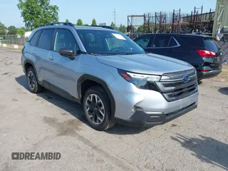 2025 Subaru Forester Premium z VIN JF2SLDDC1SH562443, wystawiony jako IAAI lot #42582401 z przebiegiem 4 717 mil mil oraz . Historia ofert i sprzedaży dostępna na DreamBid. Obrazek 1.