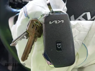 2024 Kia Sportage SX-Prestige z VIN 5XYK53DF2RG180390, wystawiony jako IAAI lot #42205645 z przebiegiem 9 330 mil mil oraz . Historia ofert i sprzedaży dostępna na DreamBid. Obrazek 11.