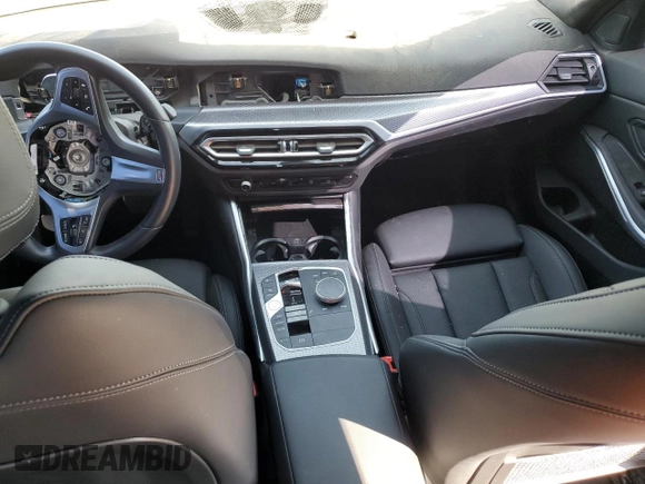 2023 BMW 3 Series 330i z VIN 3MW69FF08P8D73326, wystawiony jako Copart lot #57511995 z przebiegiem Nie podano mil oraz Czysty tytuł • Clean title. Historia ofert i sprzedaży dostępna na DreamBid. Obrazek 8.