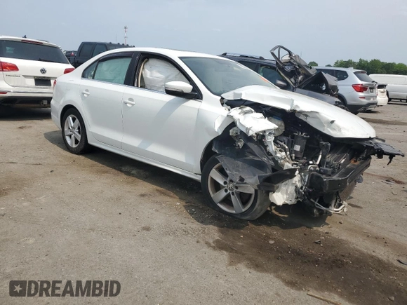 2014 Volkswagen Jetta TDI w/Premium z VIN 3VWLL7AJ6EM421646, wystawiony jako Copart lot #59305895 z przebiegiem Nie podano mil oraz Szkoda całkowita • Salvage title. Historia ofert i sprzedaży dostępna na DreamBid. Obrazek 4.