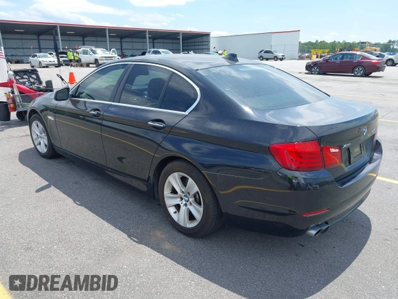 2013 BMW 5 Series 528i xDrive z VIN WBAXH5C54DDW15982, wystawiony jako IAAI lot #42340840 z przebiegiem 102 200 mil mil oraz . Historia ofert i sprzedaży dostępna na DreamBid. Obrazek 3.