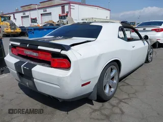 2013 Dodge Challenger SXT z VIN 2C3CDYAGXDH524225, wystawiony jako IAAI lot #41913504 z przebiegiem Nie podano mil oraz . Historia ofert i sprzedaży dostępna na DreamBid. Obrazek 4.