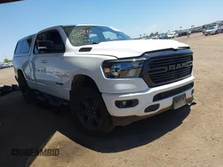 2021 Ram 1500 Big Horn z VIN 1C6SRFBT7MN682934, wystawiony jako IAAI lot #42239094 z przebiegiem 85 381 mil mil oraz . Historia ofert i sprzedaży dostępna na DreamBid. Obrazek 1.