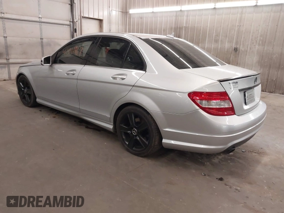 2010 Mercedes-Benz C 300 Sport z VIN WDDGF8BB2AR128205, wystawiony jako IAAI lot #42011167 z przebiegiem 117 045 mil mil oraz . Historia ofert i sprzedaży dostępna na DreamBid. Obrazek 3.