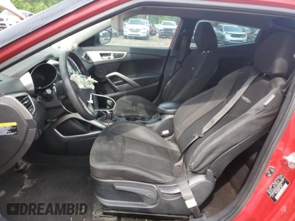 2013 Hyundai Veloster w/Black Int z VIN KMHTC6AD5DU173242, wystawiony jako Copart lot #54733125 z przebiegiem 157 766 mil mil oraz Czysty tytuł • Clean title. Historia ofert i sprzedaży dostępna na DreamBid. Obrazek 7.