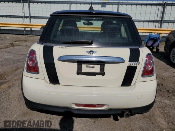 2011 MINI Hardtop z VIN WMWSU3C53BT181633, wystawiony jako Copart lot #57478365 z przebiegiem Nie podano mil oraz Tytuł czysty. Historia ofert i sprzedaży dostępna na DreamBid. Obrazek 6.