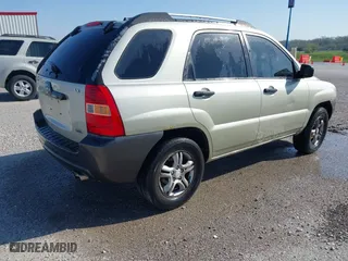 2006 Kia Sportage LX with VIN KNDJF723X67143301, listed as a IAAI auction lot 41950899 with 271,184 mi miles. Bid and sale history available at carsss.com. Image 4.