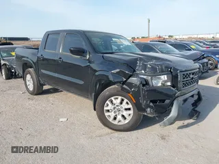 2024 Nissan Frontier SL z VIN 1N6ED1EJ5RN667709, wystawiony jako IAAI lot #42023149 z przebiegiem 3 335 mil mil oraz . Historia ofert i sprzedaży dostępna na DreamBid. Obrazek 1.