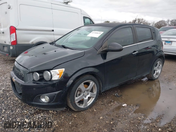 2012 Chevrolet Sonic LTZ z VIN 1G1JE6SH3C4197084, wystawiony jako IAAI lot #41308835 z przebiegiem 128 089 mil mil oraz . Historia ofert i sprzedaży dostępna na DreamBid. Obrazek 2.