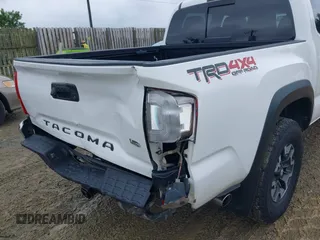 2017 Toyota Tacoma SR5 z VIN 5TFCZ5AN9HX115659, wystawiony jako IAAI lot #42375002 z przebiegiem 105 170 mil mil oraz . Historia ofert i sprzedaży dostępna na DreamBid. Obrazek 6.