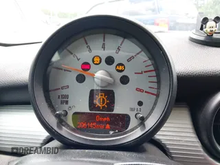 2011 MINI Hardtop z VIN WMWSU3C59BT099700, wystawiony jako IAAI lot #42106044 z przebiegiem 206 145 mil mil oraz . Historia ofert i sprzedaży dostępna na DreamBid. Obrazek 7.