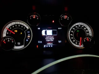 2017 Ram 1500 Big Horn z VIN 1C6RR7LG0HS527879, wystawiony jako Copart lot #53876435 z przebiegiem 144 562 mil mil oraz Szkoda całkowita • Salvage title. Historia ofert i sprzedaży dostępna na DreamBid. Obrazek 9.