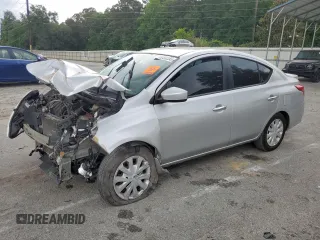 2016 Nissan Versa SV z VIN 3N1CN7AP1GL851923, wystawiony jako Copart lot #55858235 z przebiegiem Nie podano mil oraz Szkoda całkowita • Salvage title. Historia ofert i sprzedaży dostępna na DreamBid. Obrazek 1.