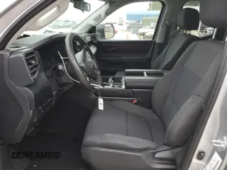 2024 Toyota Tundra z VIN 5TFKB5GD3RX002628, wystawiony jako Copart lot #43646195 z przebiegiem 17 559 mil mil oraz Czysty tytuł • Clean title. Historia ofert i sprzedaży dostępna na DreamBid. Obrazek 7.