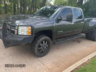 2014 Chevrolet Silverado 3500HD LTZ z VIN 1GC4K1C89EF132357, wystawiony jako Copart lot #59632865 z przebiegiem 218 735 mil mil oraz Czysty tytuł • Clean title. Historia ofert i sprzedaży dostępna na DreamBid. Obrazek 2.