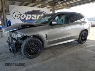 2018 BMW X5 M z VIN 5YMKT6C56J0Y83685, wystawiony jako Copart lot #55342035 z przebiegiem 56 136 mil mil oraz Szkody całkowita. Historia ofert i sprzedaży dostępna na DreamBid. Obrazek 1.