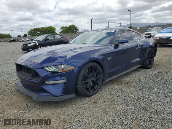 2019 Ford Mustang GT z VIN 1FA6P8CFXK5189739, wystawiony jako Copart lot #55948765 z przebiegiem 85 267 mil mil oraz Szkody całkowita. Historia ofert i sprzedaży dostępna na DreamBid. Obrazek 1.