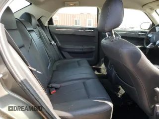 2008 Chrysler 300 Touring z VIN 2C3KA53G48H105566, wystawiony jako Copart lot #56949195 z przebiegiem 89 630 mil mil oraz Szkoda całkowita • Salvage title. Historia ofert i sprzedaży dostępna na DreamBid. Obrazek 10.