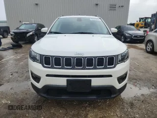 2018 Jeep Compass Latitude z VIN 3C4NJDBB2JT180742, wystawiony jako Copart lot #62355465 z przebiegiem 63 603 mil mil oraz Czysty tytuł • Clean title. Historia ofert i sprzedaży dostępna na DreamBid. Obrazek 5.