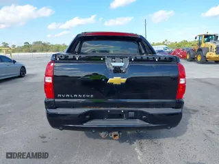 2013 Chevrolet Avalanche LTZ with VIN 3GNMCGE05DG351022, listed as a IAAI auction lot 41138090 with 197,159 mi miles. Bid and sale history available at carsss.com. Image 16.