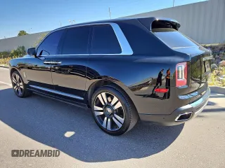 2022 Rolls-Royce Cullinan z VIN IDCO004308ZZ, wystawiony jako Copart lot #64985434 z przebiegiem 23 414 mil mil oraz Czysty tytuł • Clean title. Historia ofert i sprzedaży dostępna na DreamBid. Obrazek 2.
