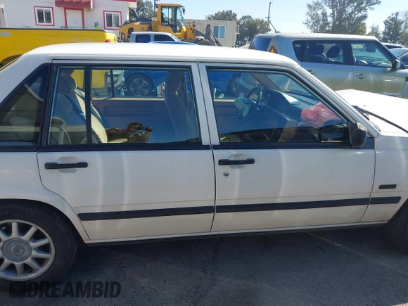 1994 Volvo 900 Action z VIN YV1JS8311R1169592, wystawiony jako IAAI lot #41647893 z przebiegiem 287 426 mil mil oraz . Historia ofert i sprzedaży dostępna na DreamBid. Obrazek 13.