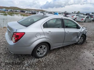 2012 Chevrolet Sonic LT z VIN 1G1JD5SH2C4164834, wystawiony jako Copart lot #53425665 z przebiegiem 89 043 mil mil oraz Szkoda całkowita • Salvage title. Historia ofert i sprzedaży dostępna na DreamBid. Obrazek 3.