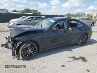 2022 BMW 3 Series 330i z VIN 3MW5R1J00N8C57198, wystawiony jako Copart lot #54891535 z przebiegiem Nie podano mil oraz Szkody całkowita. Historia ofert i sprzedaży dostępna na DreamBid. Obrazek 1.