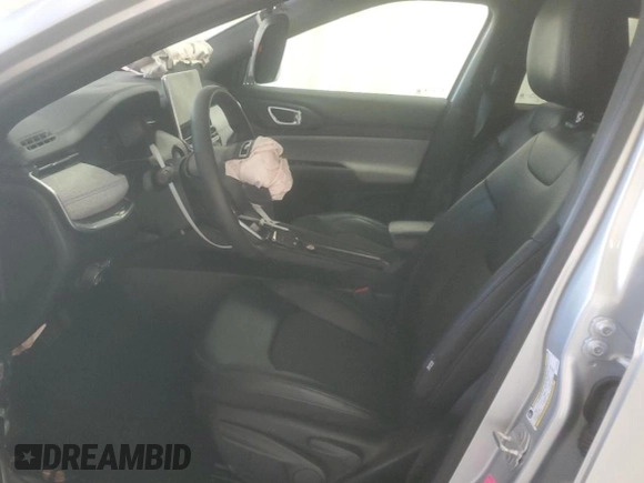 2024 Jeep Compass Latitude z VIN 3C4NJDBN2RT109465, wystawiony jako Copart lot #61687445 z przebiegiem 28 694 mil mil oraz Czysty tytuł • Clean title. Historia ofert i sprzedaży dostępna na DreamBid. Obrazek 7.