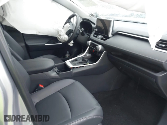 2025 Toyota RAV4 XLE Premium z VIN 2T3A1RFV6SC503413, wystawiony jako IAAI lot #41946001 z przebiegiem 831 mil mil oraz . Historia ofert i sprzedaży dostępna na DreamBid. Obrazek 5.