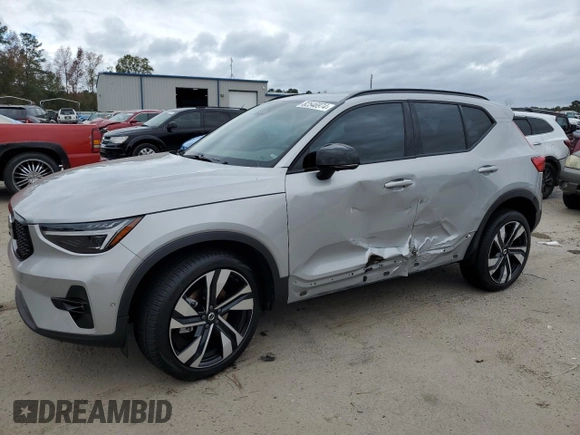 2023 Volvo XC40 Ultimate Dark Theme z VIN YV4L12UX2P2098537, wystawiony jako Copart lot #82546974 z przebiegiem 5 477 mil mil oraz Szkoda całkowita • Salvage title. Historia ofert i sprzedaży dostępna na DreamBid. Obrazek 1.