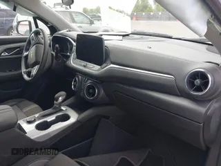2025 Chevrolet Blazer LT с VIN 3GNKBHR49SS210008, выставлен на аукционе IAAI как лот 42567029 с пробегом 125 миль миль и . История ставок и продаж доступна на DreamBid. Изображение 5.