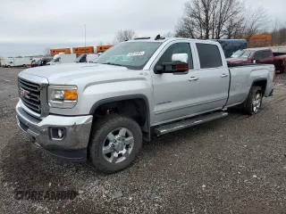 2015 GMC Sierra 3500HD SLT z VIN 1GT423E8XFF545561, wystawiony jako Copart lot #82013384 z przebiegiem 130 213 mil mil oraz Szkoda całkowita • Salvage title. Historia ofert i sprzedaży dostępna na DreamBid. Obrazek 1.