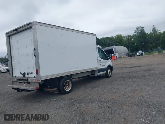 2018 Ford Transit z VIN 1FDBF8ZM3JKA90502, wystawiony jako IAAI lot #42545271 z przebiegiem 104 971 mil mil oraz . Historia ofert i sprzedaży dostępna na DreamBid. Obrazek 4.